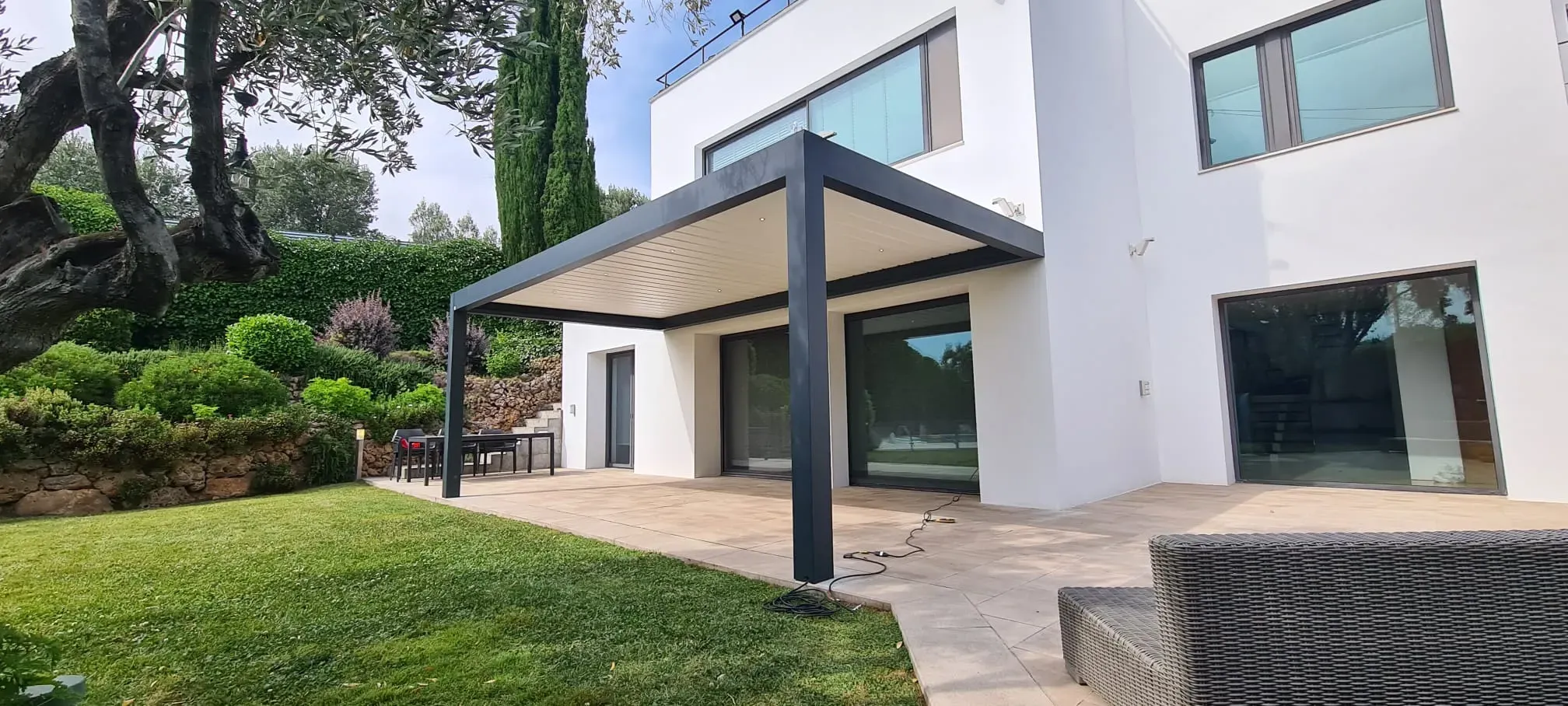 Pérgola bioclimática de aluminio instalada por Bestecnics