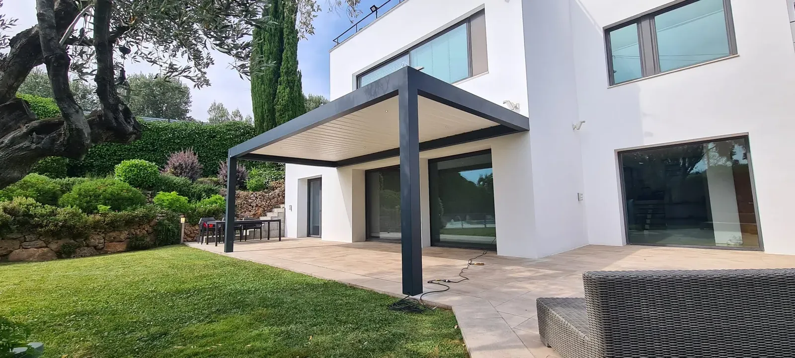Pérgola bioclimática residencial en Manresa