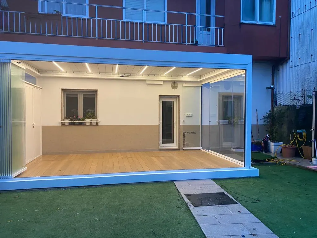 Pérgola bioclimática en Berga con luz natural difusa