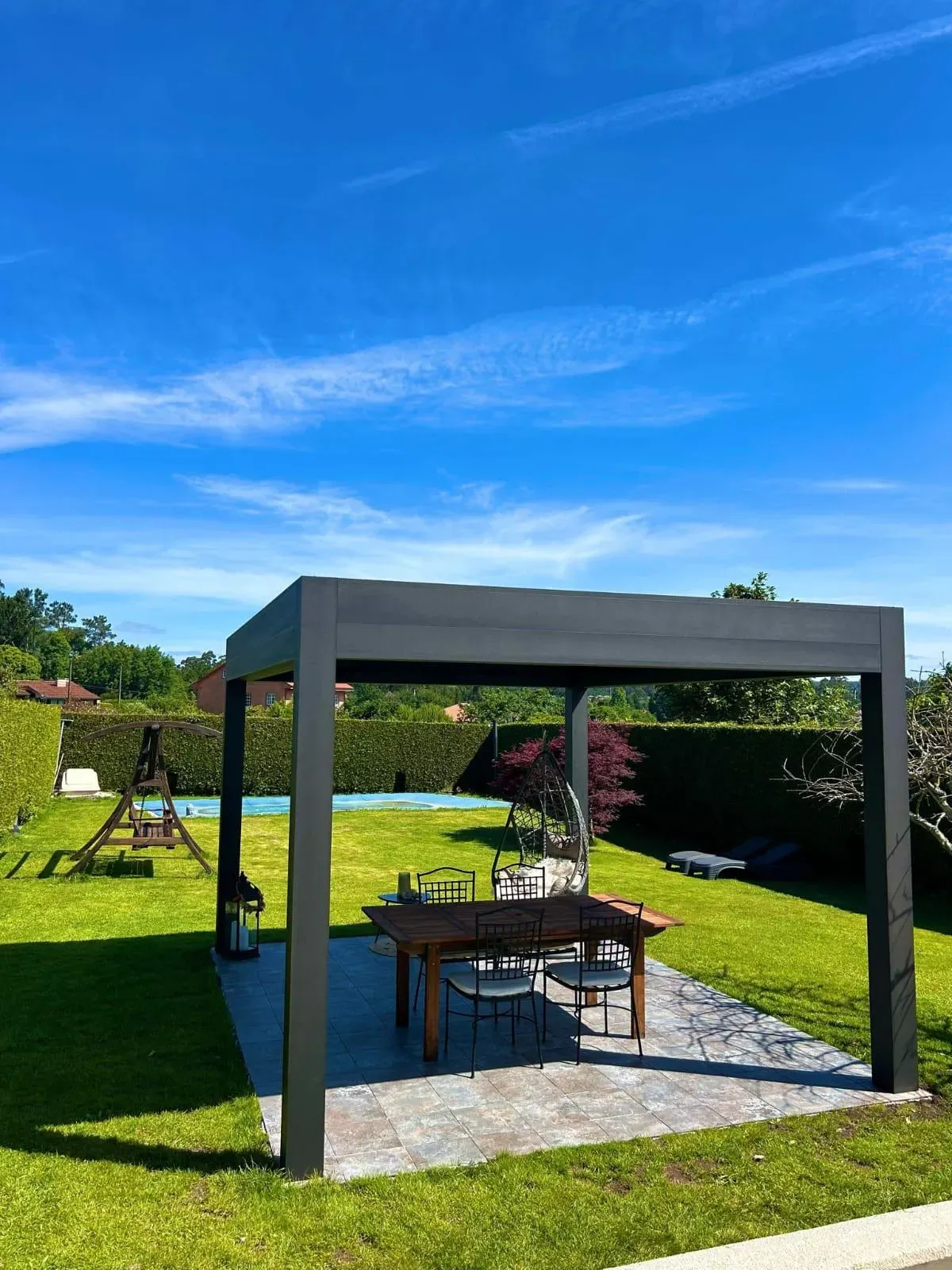 Pérgola bioclimática limpia y bien mantenida en una vivienda de Manresa