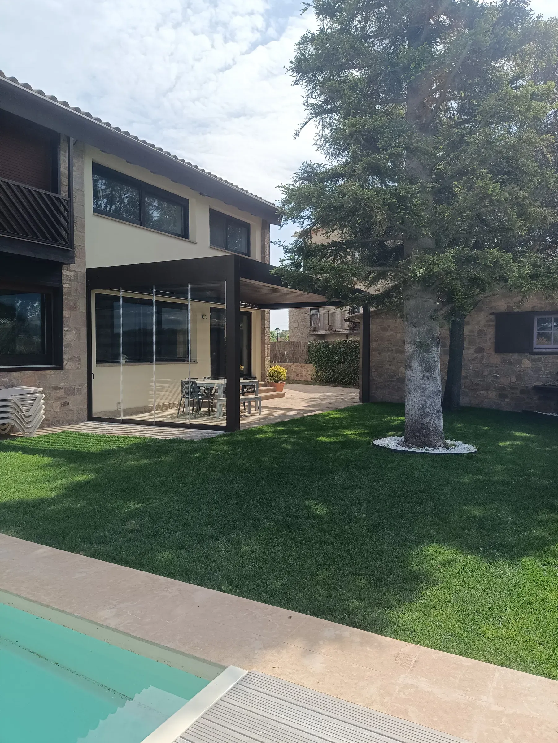 Detalle de pérgola bioclimática con lamas abiertas