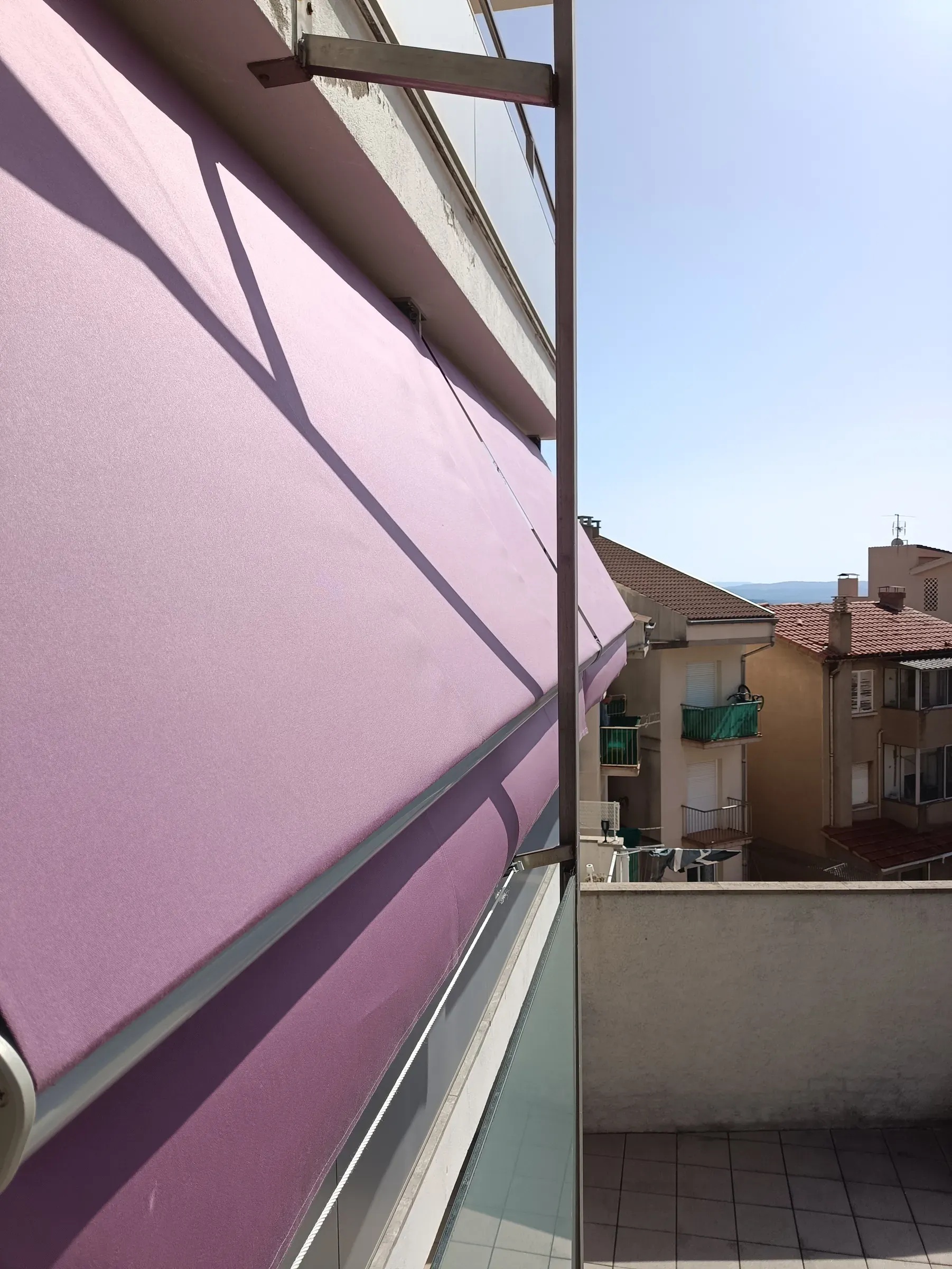 Toldo retráctil con vistas en Vic