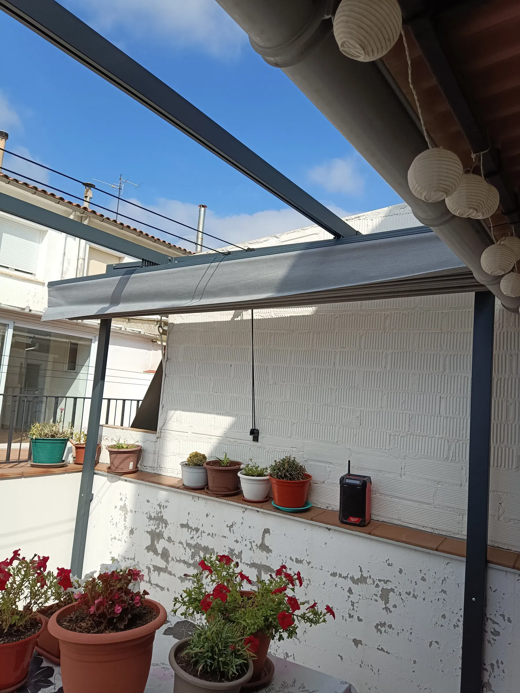 Toldo plano sobre una terraza con ambiente mediterráneo