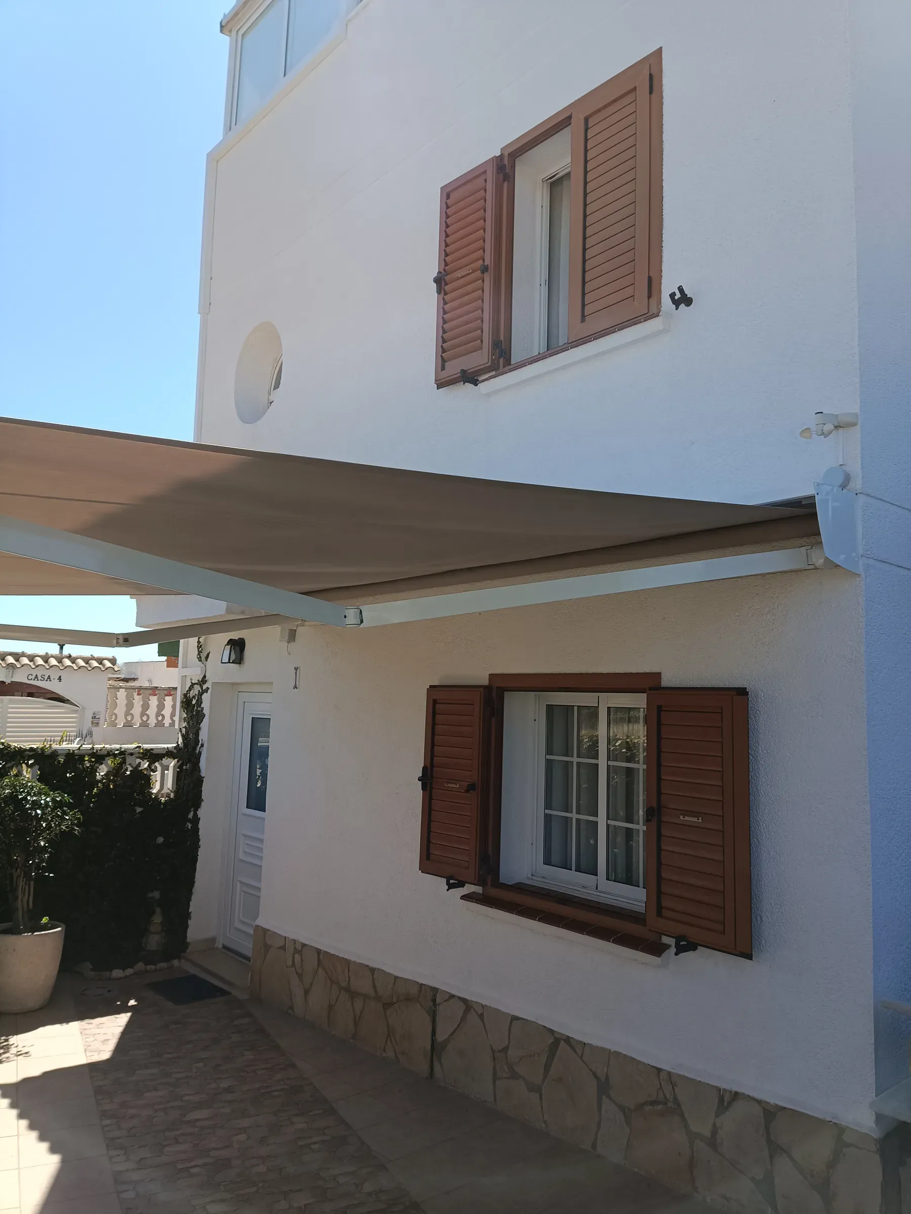 Toldo de control solar en una vivienda de Berga